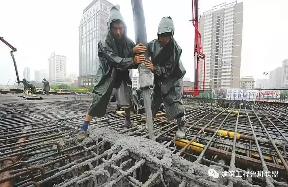 混凝土浇筑时突降暴雨怎么办？