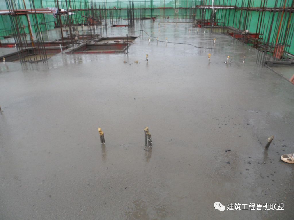 混凝土浇筑时突降暴雨怎么办？