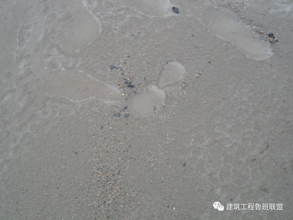 混凝土浇筑时突降暴雨怎么办？